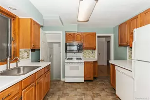 1493 New Hyde Park Dr, New Hyde Park, NY 11040 - Photo 3