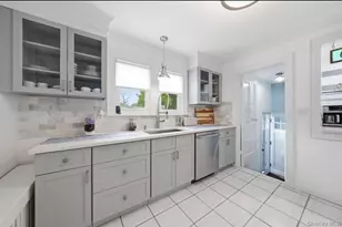 8 Rosewood Ave, Amityville, NY 11701 - Photo 5