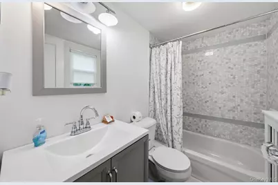 8 Rosewood Avenue, Amityville, NY 11701 - Photo 19