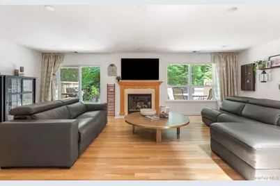 300 Pond View Lane, Smithtown, NY 11787 - Photo 9
