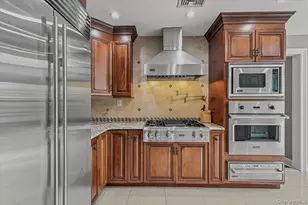 34 Duke Dr, Manhasset Hills, NY 11040 - Photo 13