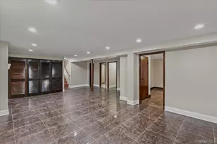 34 Duke Dr, Manhasset Hills, NY 11040 - Photo 19