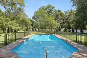 54 Dix Woods Dr, Melville, NY 11747 - Photo 19