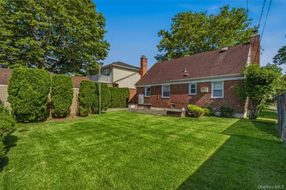 163 Laurel Drive, New Hyde Park, NY 11040 - Photo 23