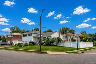 9 Florgate Rd, Farmingdale, NY 11735 - Photo 3