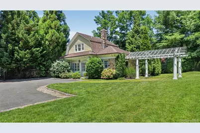 1058 Plandome Road, Manhasset, NY 11030 - Photo 5