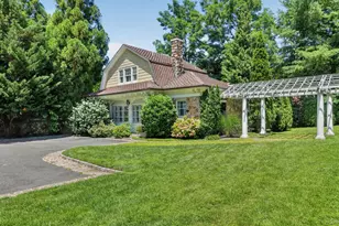 1058 Plandome Rd, Manhasset, NY 11030 - Photo 5