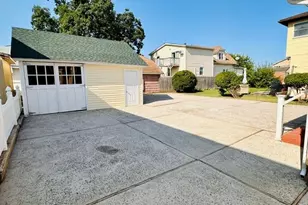 1424 Kiefer Ave, Elmont, NY 11003 - Photo 13