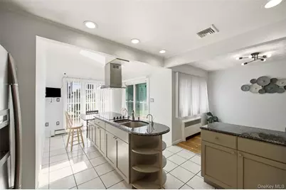 160 Clearmeadow Drive, East Meadow, NY 11554 - Photo 5