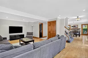 75 Maple St, Roslyn Heights, NY 11577 - Photo 5