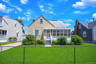 218 Venetian Blvd, Lindenhurst, NY 11757 - Photo 3