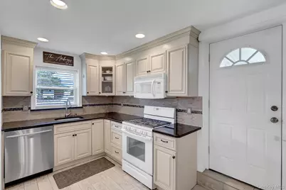 344 Tremont Road, Lindenhurst, NY 11757 - Photo 7