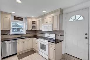 344 Tremont Rd, Lindenhurst, NY 11757 - Photo 7
