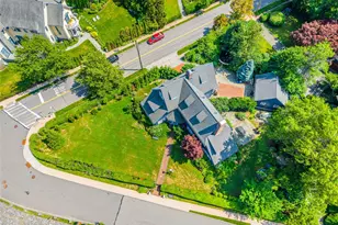 11-20 Shore Rd, Little Neck, NY 11363 - Photo 9