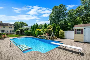 37 Champlin St, Ronkonkoma, NY 11779 - Photo 9