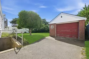 27 Plymouth Ave, Mineola, NY 11501 - Photo 17