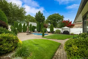 948 Cathedral Ave, Franklin Square, NY 11010 - Photo 7