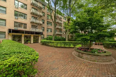 6 Birchwood Court #3B, Mineola, NY 11501 - Photo 1