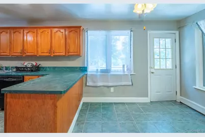 28 Brookdale Road, Glen Cove, NY 11542 - Photo 9