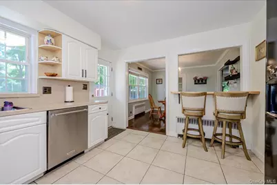 22 Manitton Court, Islip, NY 11751 - Photo 9