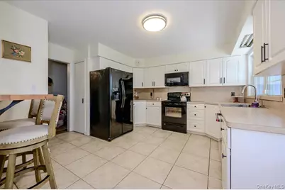 22 Manitton Court, Islip, NY 11751 - Photo 7