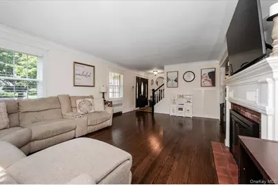 22 Manitton Court, Islip, NY 11751 - Photo 5