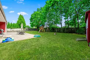 22 Manitton Ct, Islip, NY 11751 - Photo 23