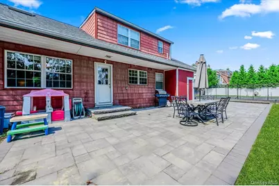 22 Manitton Court, Islip, NY 11751 - Photo 19
