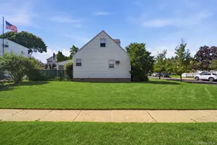 695 Eileen Ct, Franklin Square, NY 11010 - Photo 13