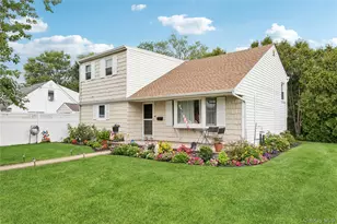 2327 Penatiquit Ave, Seaford, NY 11783 - Photo 3