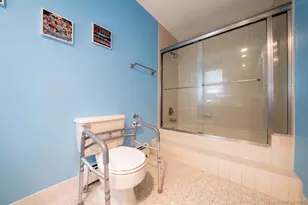 211 Meredith Ln, West Hempstead, NY 11552 - Photo 21