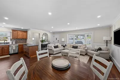 241 Houston Street, Lindenhurst, NY 11757 - Photo 15