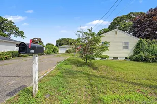 257 Elizabeth Ave, Holbrook, NY 11741 - Photo 3