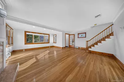 46-19 Iris Lane, Great Neck, NY 11020 - Photo 9