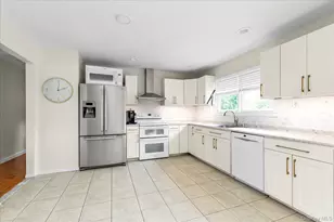 583 N Erie Ave, Lindenhurst, NY 11757 - Photo 9