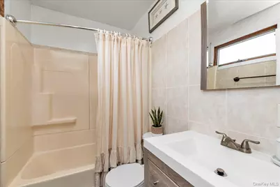 583 N Erie Avenue, Lindenhurst, NY 11757 - Photo 15