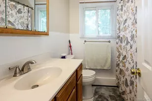 555 N Windsor Ave, Brightwaters, NY 11718 - Photo 17