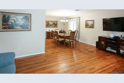 555 N Windsor Avenue, Brightwaters, NY 11718 - Photo 5