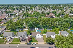 422 Park Ln, Massapequa Park, NY 11762 - Photo 7