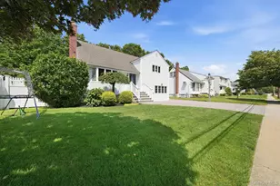 422 Park Ln, Massapequa Park, NY 11762 - Photo 3