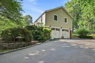 20 Williamsburg Dr, Northport, NY 11768 - Photo 3