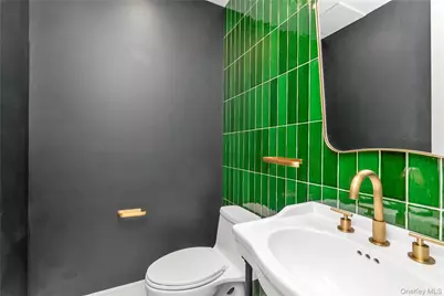 12 Roosevelt Avenue #B, Roslyn, NY 11576 - Photo 9