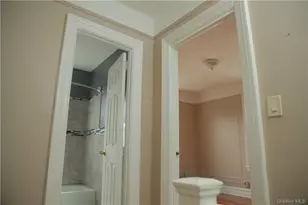 4457 Mundy Ln, Bronx, NY 10466 - Photo 11