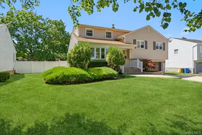 8 Radnor Court, Hicksville, NY 11801 - Photo 3