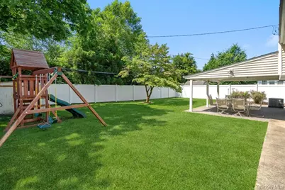 8 Radnor Court, Hicksville, NY 11801 - Photo 25