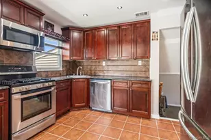 8 Radnor Ct, Hicksville, NY 11801 - Photo 11