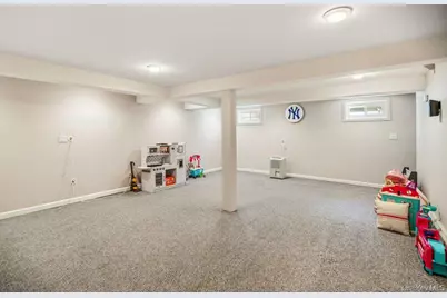 8 Radnor Court, Hicksville, NY 11801 - Photo 23