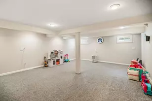 8 Radnor Ct, Hicksville, NY 11801 - Photo 23