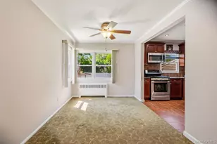 8 Radnor Ct, Hicksville, NY 11801 - Photo 9