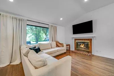 49 Munson Court, Melville, NY 11747 - Photo 5